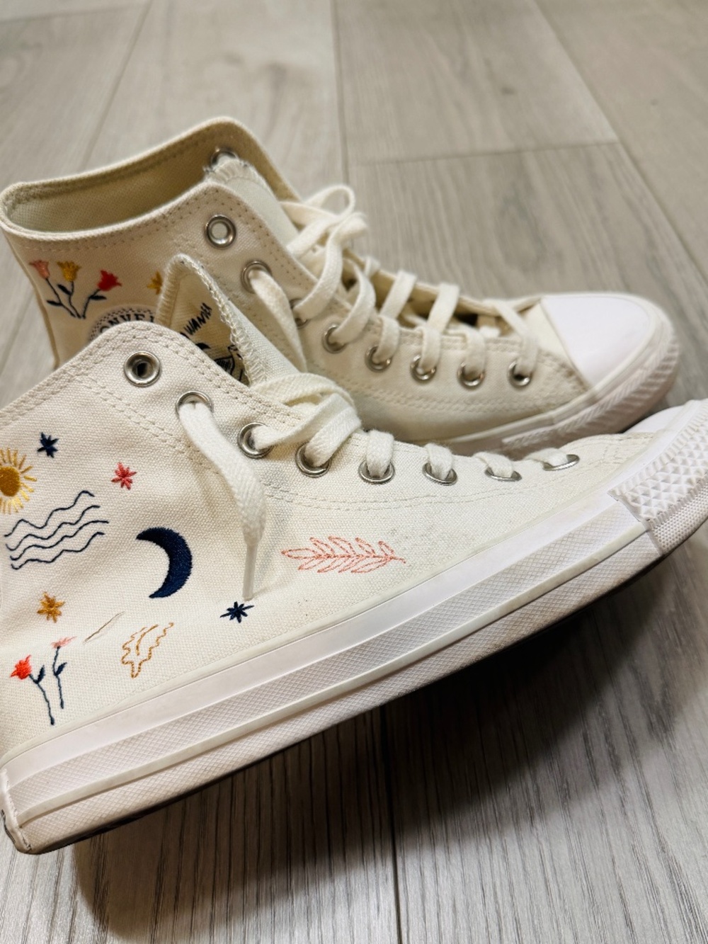 Converse Chuck Taylor All Star Embroidered High Top Sneakers Cream Women’s 8.5